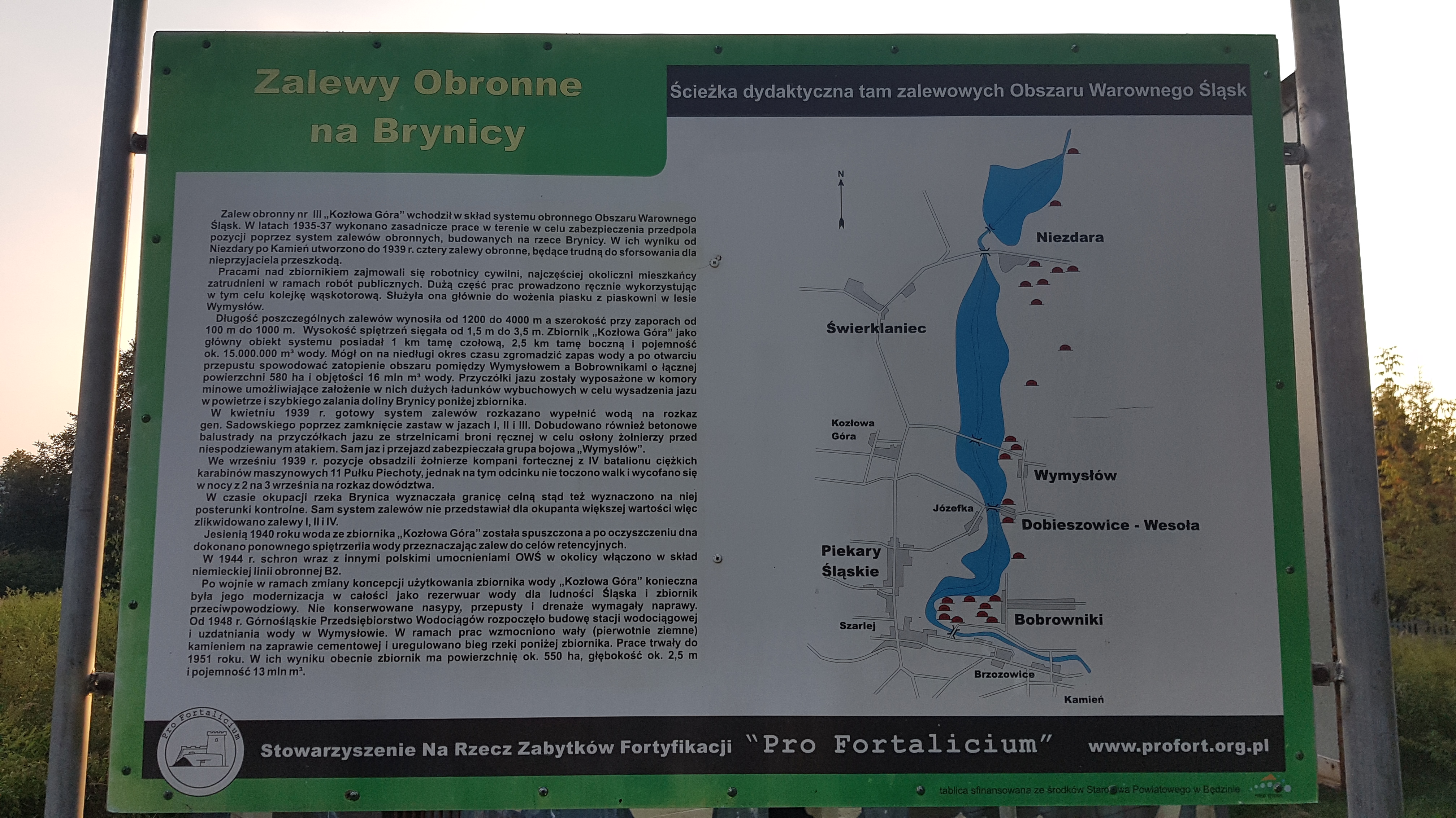 Fot. 8. Tablica informacyjna w Wymysłowie na temat zalewów obronnych na Brynicy (fot. M. Rzętała).