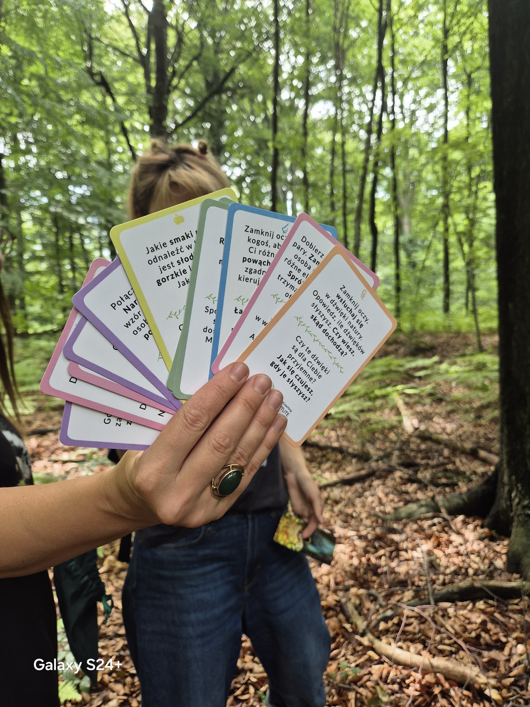 Karty do kąpieli leśnych – praca z kartami dla dzieci (fot. M. Ochwat)