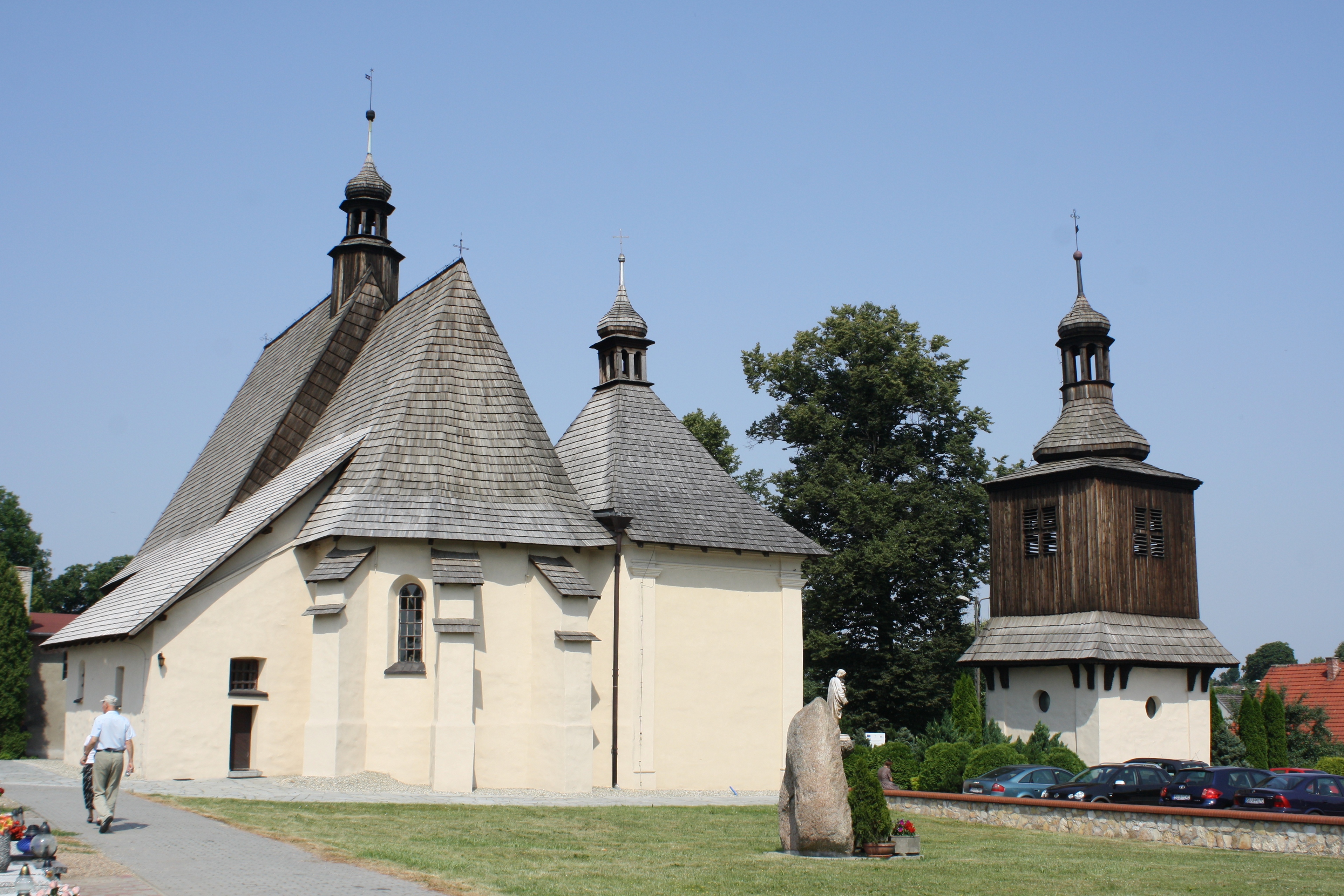 Sadów, kościół murowany z XIV w. oraz dzwonnica drewniana z XVII w. Fot. Maria Lipok-Bierwiaczonek, 2012.