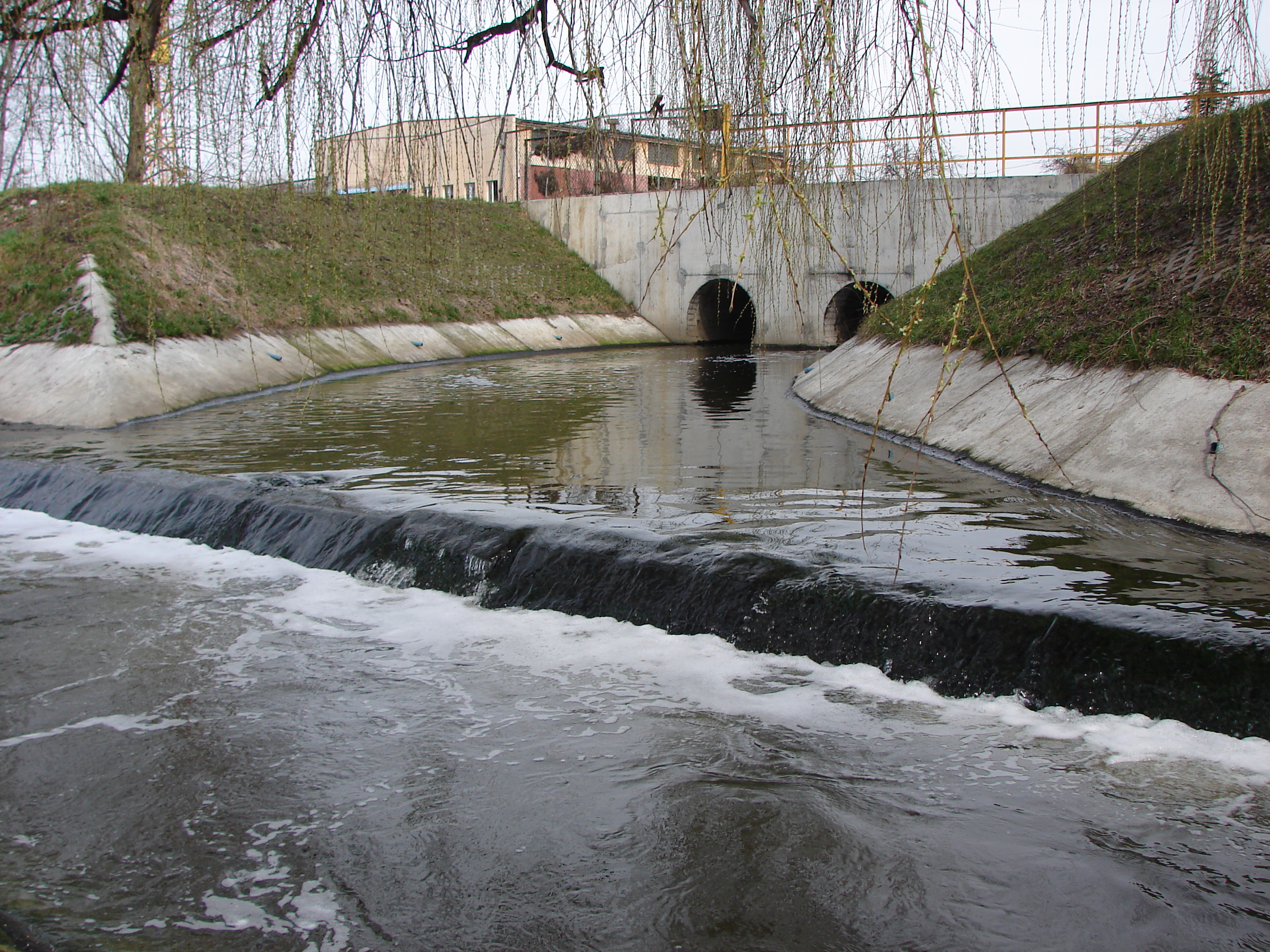 Fot. 2. Wypływ wody z oczyszczalni ścieków Klimzowiec do Rawy (fot. R. Machowski).