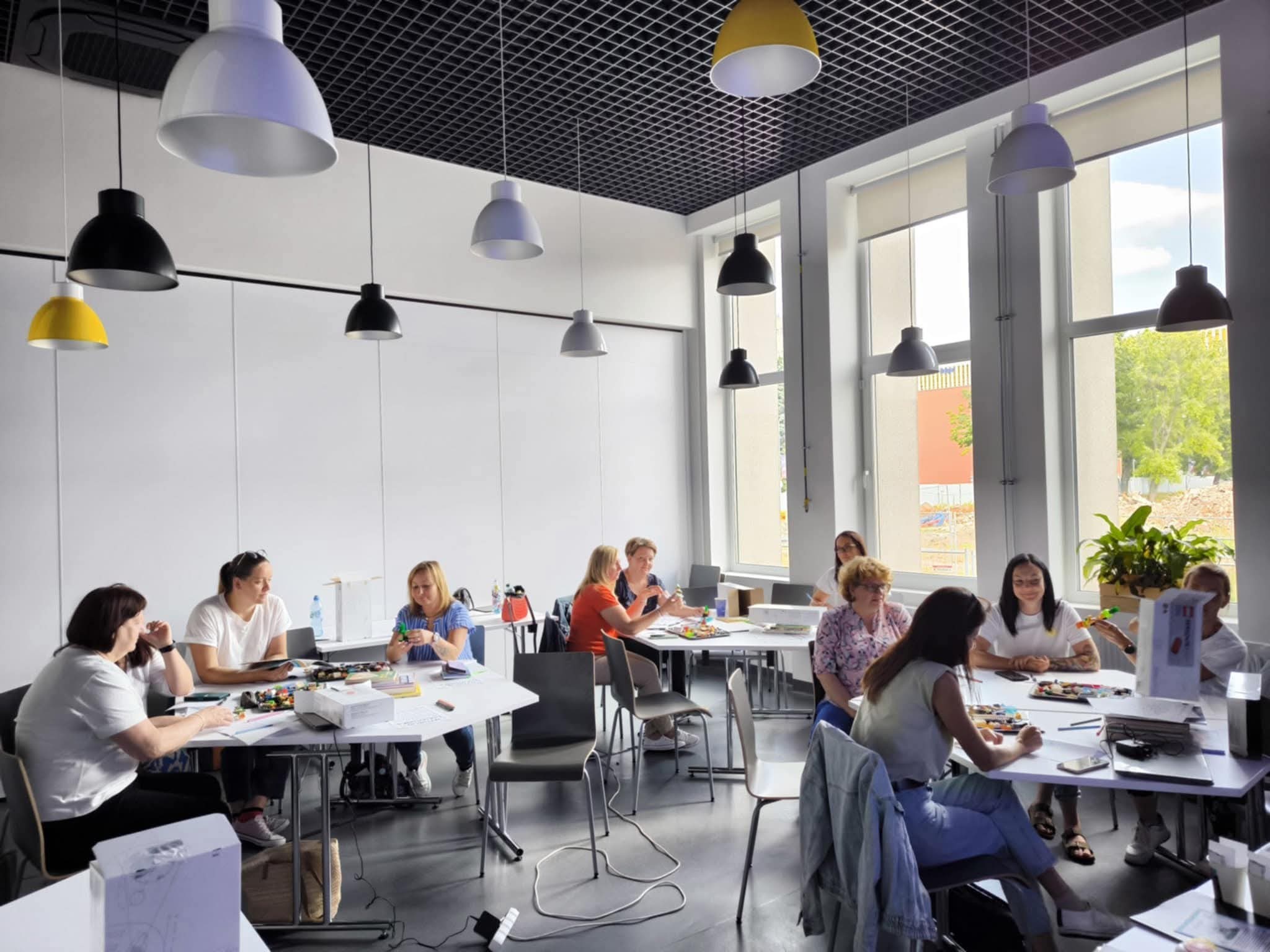 Praca nauczycieli w sali w ramach Akademii Edukacji Klimatyczno-Środowiskowej, edukacja wczesnoszkolna – tworzenie kreatywnych pomysłów dydaktycznych (fot. M. Christ)