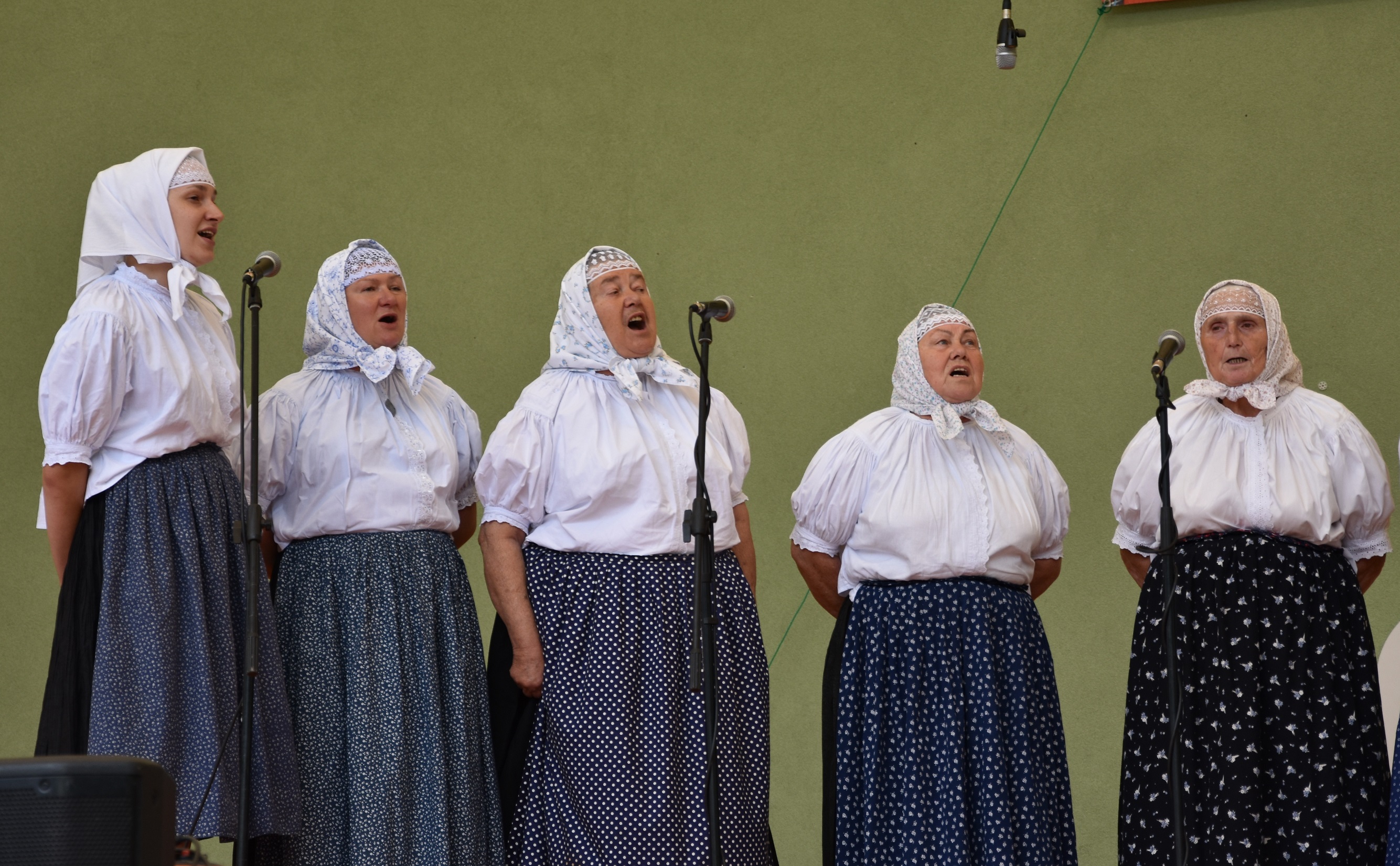 Strój góralek śląskich; zespół śpiewaczy Stejizbianki z Wisły na estradzie w Brennej. Fot. Maria Lipok-Bierwiaczonek, 2018