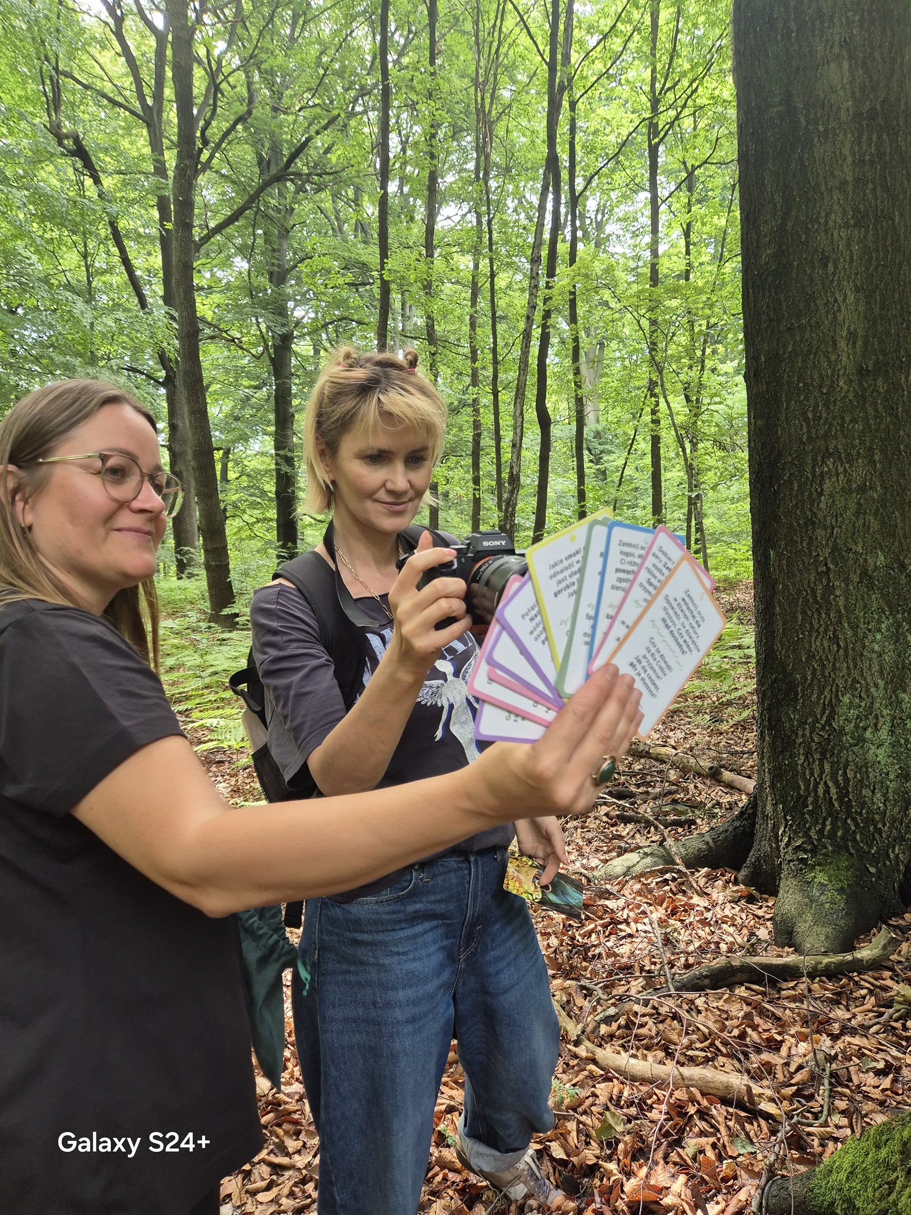 Karty do kąpieli leśnych – praca z kartami dla dzieci (fot. M. Ochwat)