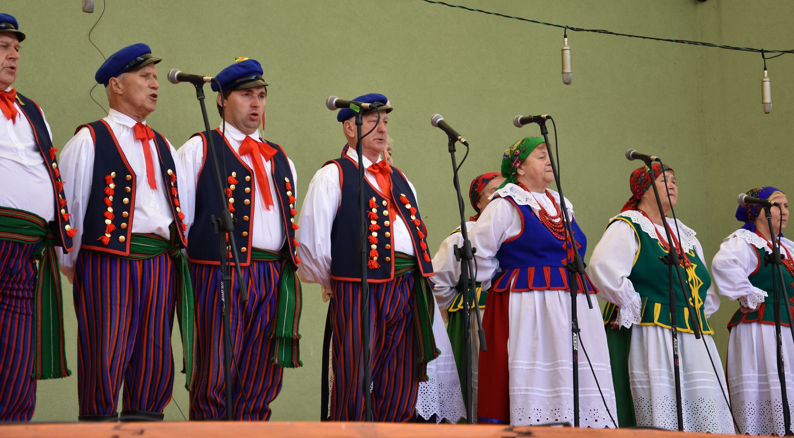Zespół Folklorystyczny Rogozanki z Rogoźnika (gmina Bobrowniki) na estradzie w Brennej. Fot. Maria Lipok-Bierwiaczonek, 2018.