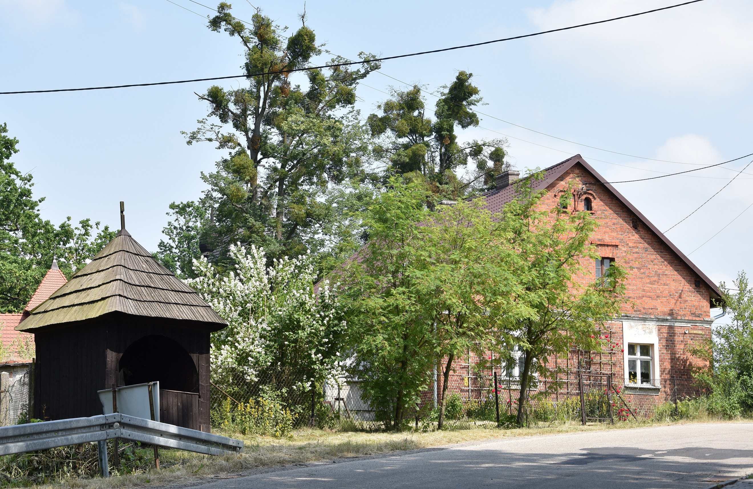 Sierakowice, kapliczka drewniana i budynek z początku XX w. Fot. Maria Lipok-Bierwiaczonek, 2019.