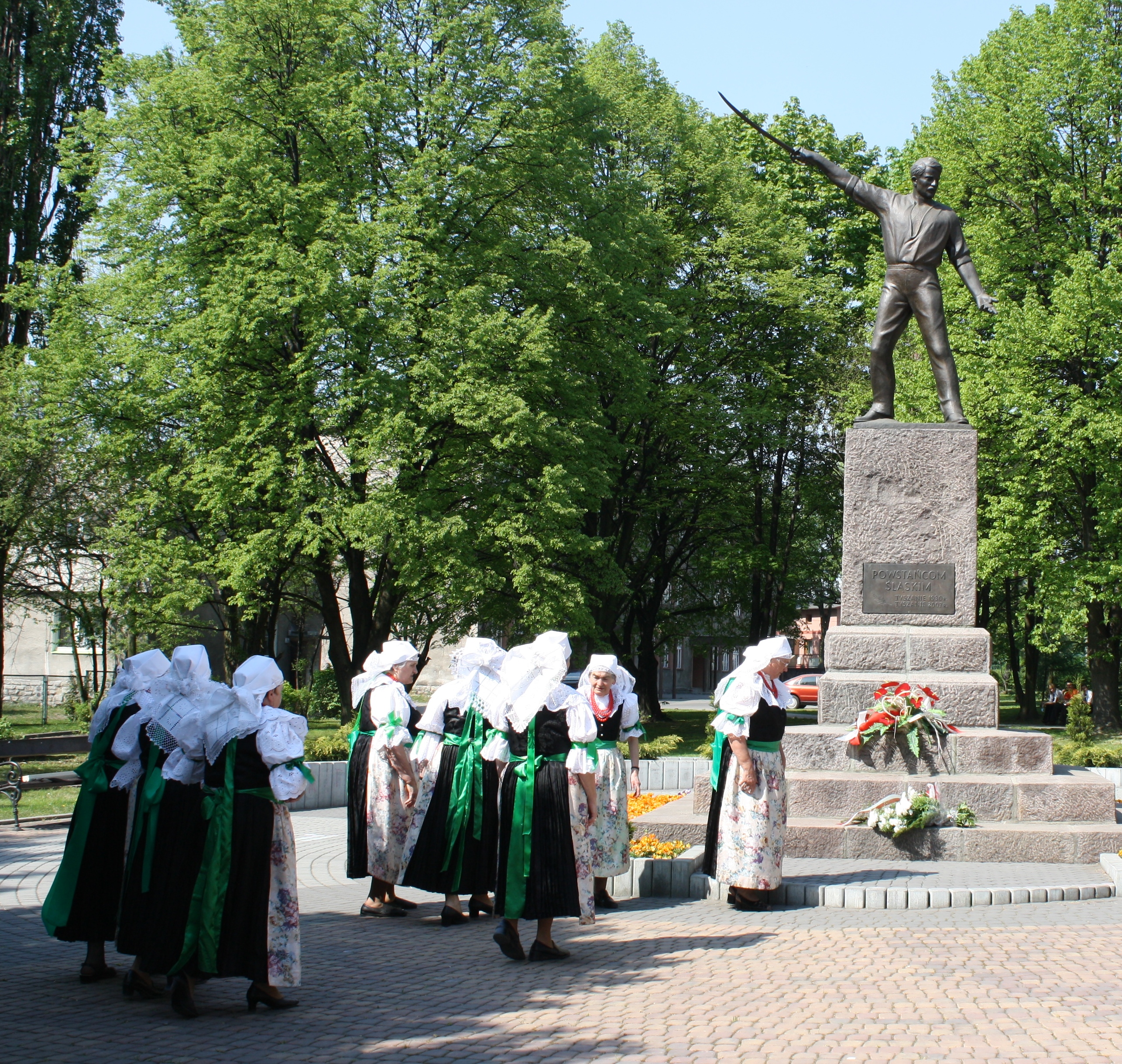 Przy pomniku powstańca śląskiego w Tychach w święto 3 Maja; kobiety w strojach pszczyńskich. Fot. Maria Lipok-Bierwiaczonek, 2009