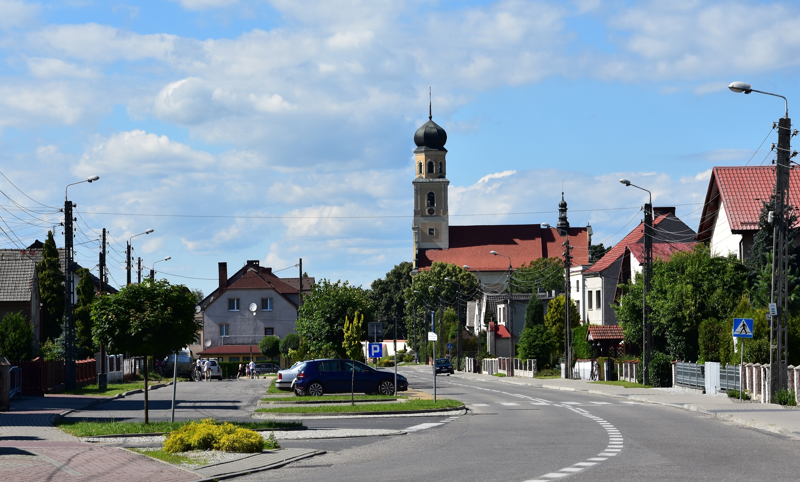 Tworków, centrum wsi, kościół na końcu nawsia. Fot. Maria Lipok-Bierwiaczonek, 2020.