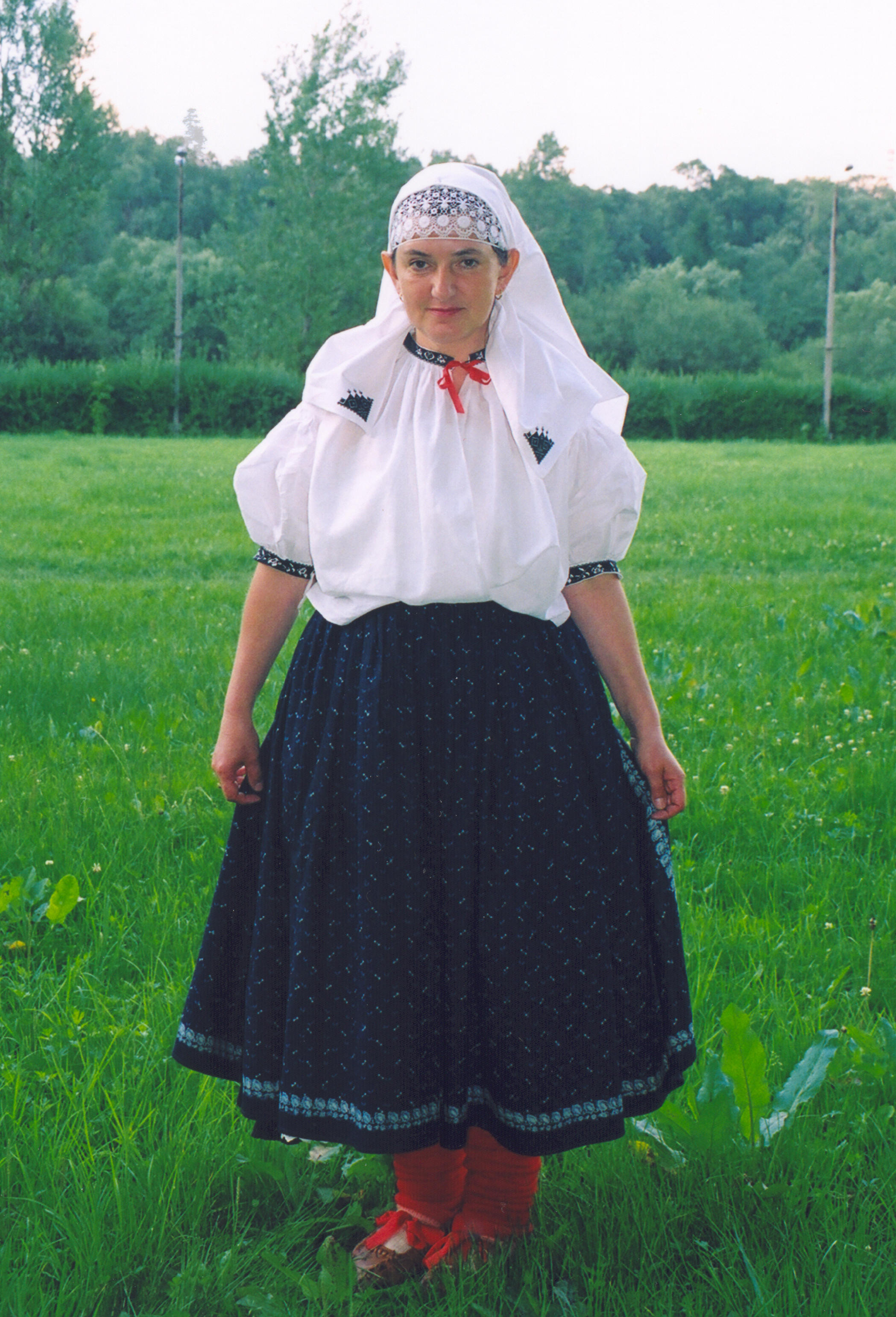 Strój góralki śląskiej; mężatka w chustce związanej na spuszcz. Fot. Maria Lipok-Bierwiaczonek, 2004