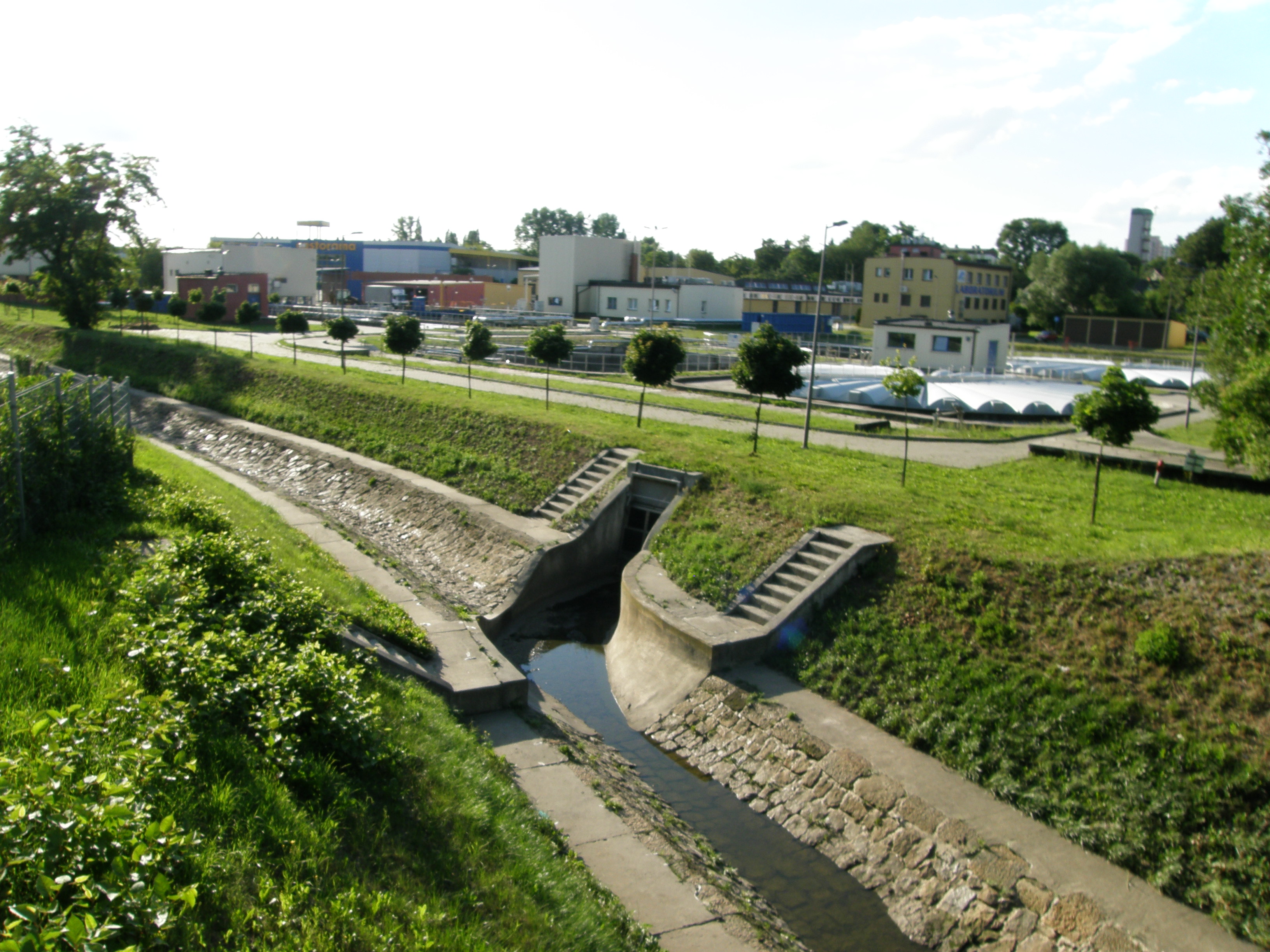 Fot. 1. Koryto Rawy i chorzowska część oczyszczalni ścieków Klimzowiec (fot. M. Rzętała).