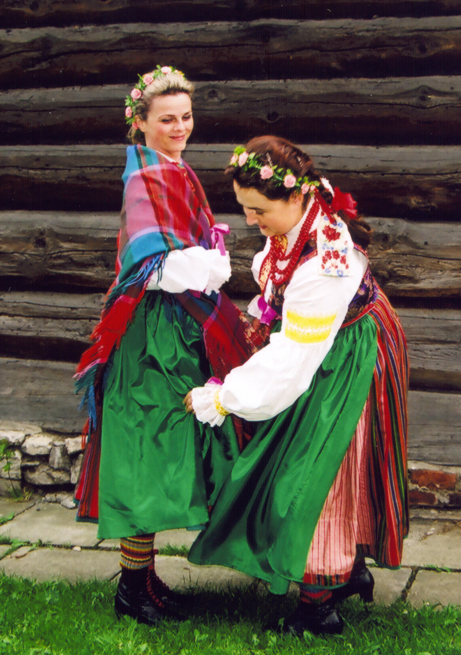 Strój wilamowski dziewczęcy. Fot. Maria Lipok-Bierwiaczonek, 2000