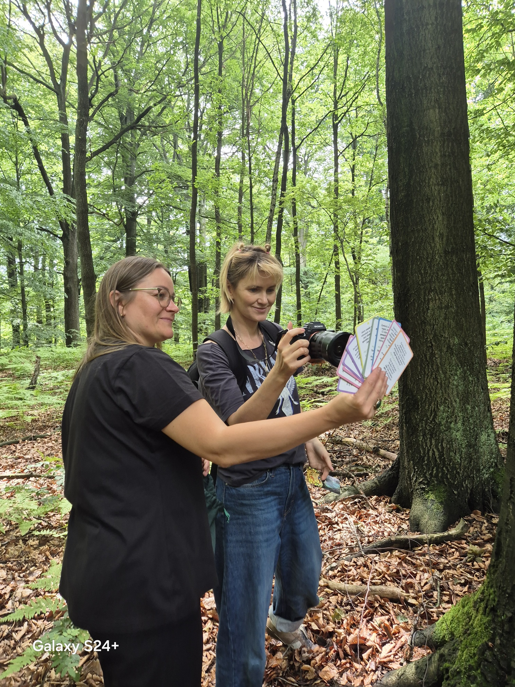 Karty do kąpieli leśnych – praca z kartami dla dzieci (fot. M. Ochwat)