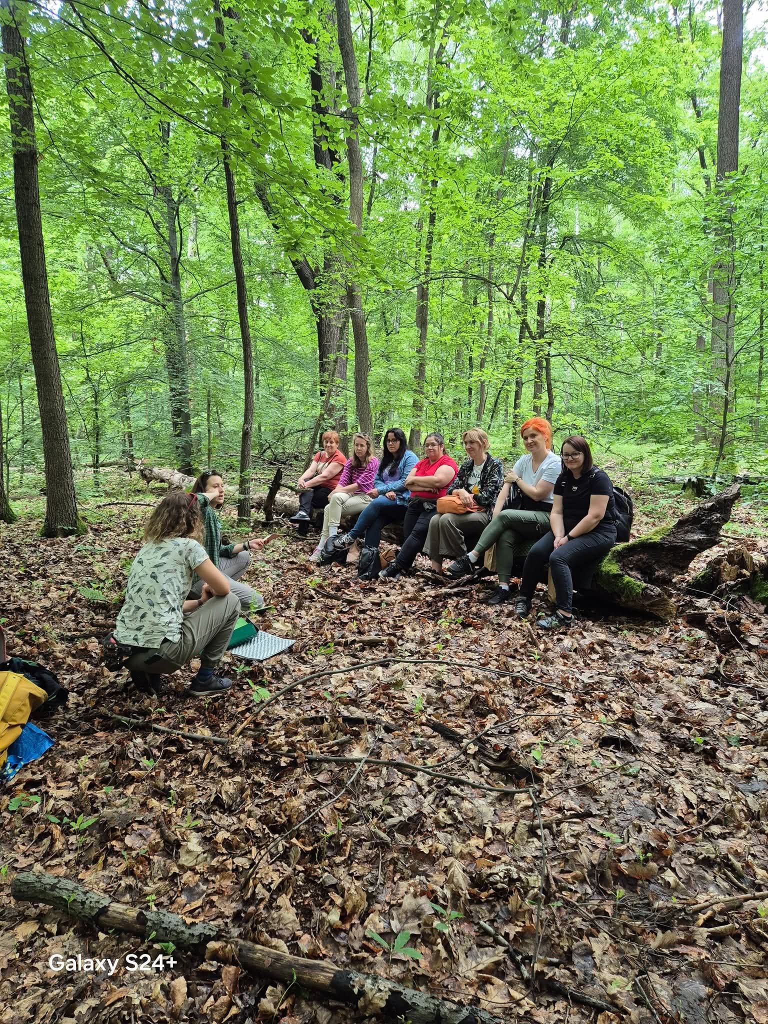 Edukacja terenowa – kąpiele leśne dla nauczycieli prowadzone przez Fundację Tree Your Minds (fot. M. Ochwat)