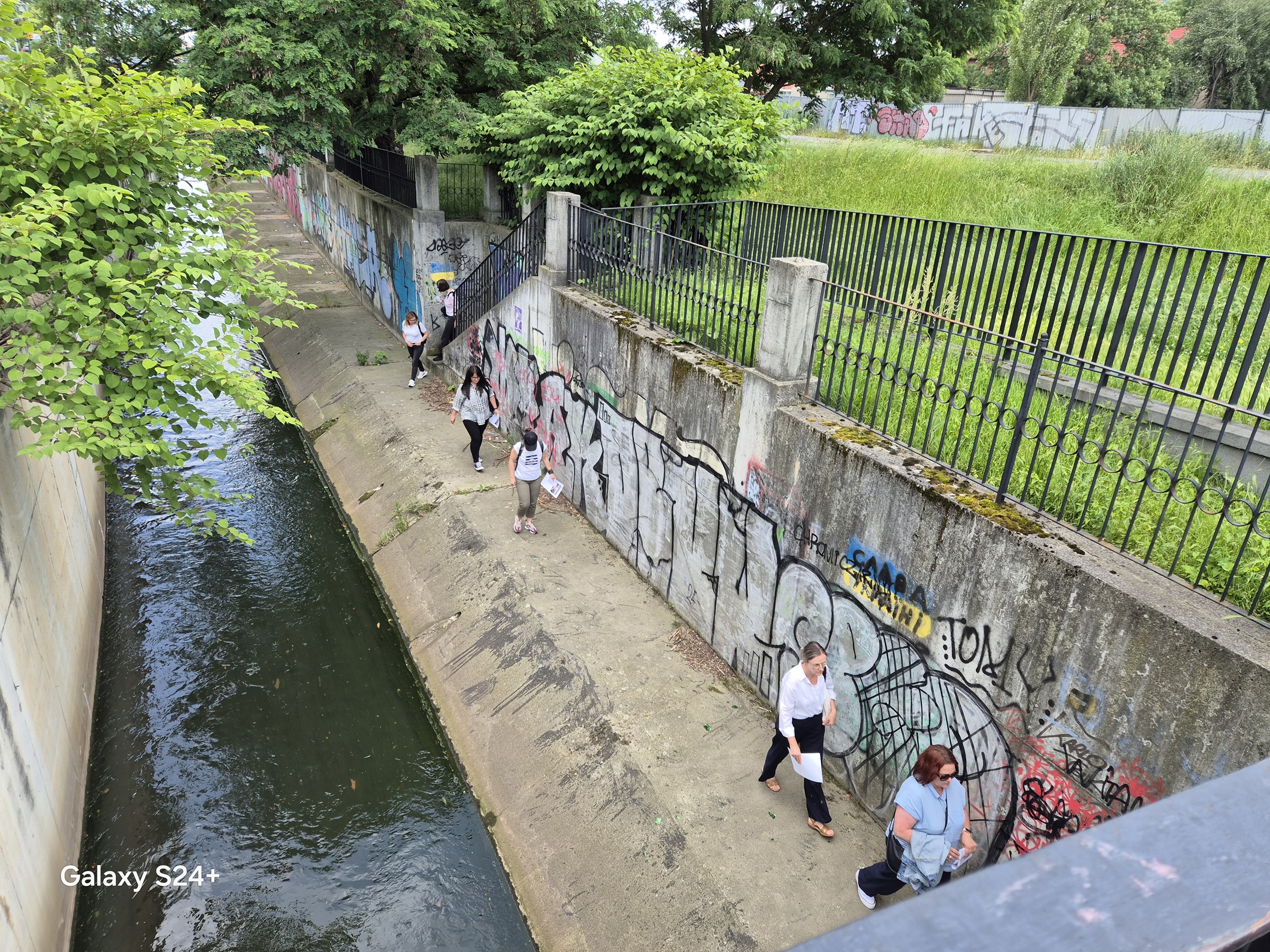 Warsztaty „Edukacja terenowa nad rzeką Rawą”, Akademia Edukacji Klimatyczno-Środowiskowej dla Nauczycieli. Rozmowa na temat relacji z rzeką zurbanizowaną w mieście Katowice, użycie karty do rozmowy z rzeką oraz hydrofonu do posłuchania, jak szumi rzeka (fot. M. Ochwat)